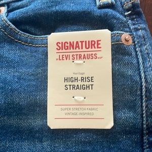 Signature Levi Strauss size 2 with tags.
